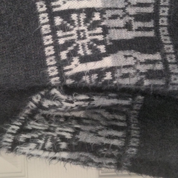 Alpaca and wool sweater with alpaca design - Picture 2 of 4